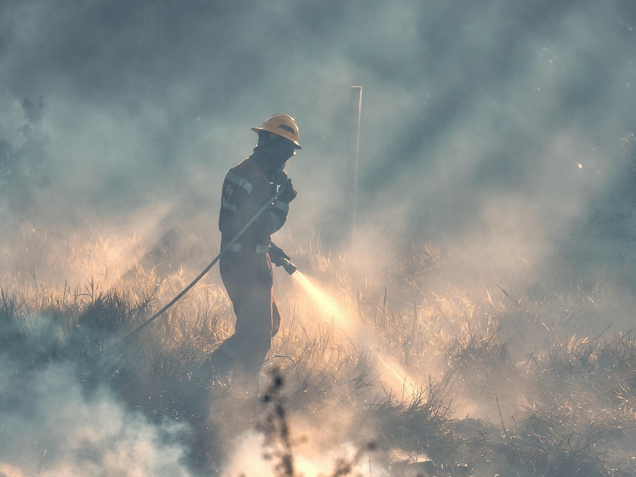 bombero-apagando-incendio-forestal