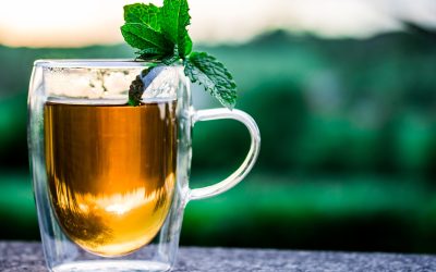 Bebidas de otoño con agua filtrada